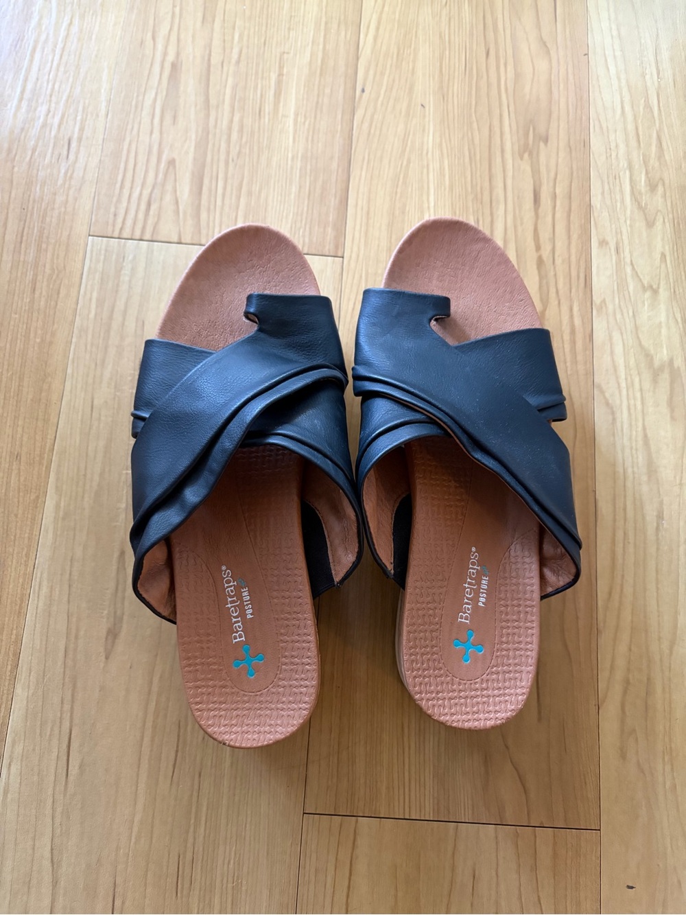 Women’s Baretrap posture support black sandal. Size 7.5